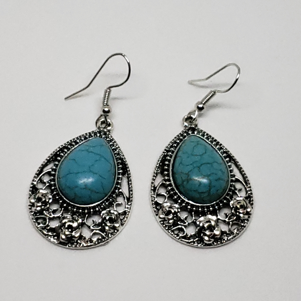 NWT Beautiful Turquoise Stone Silver Earrings - Picture 3 of 9